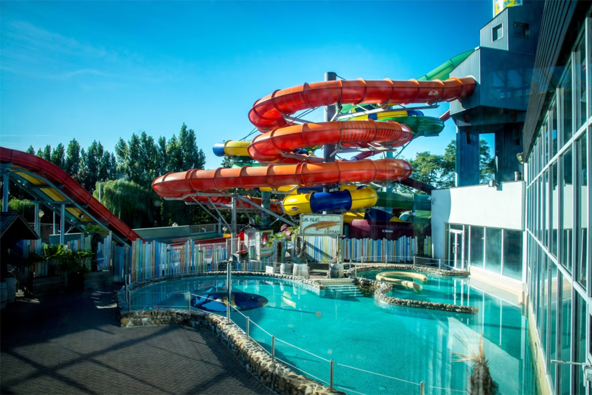Piscine extérieure avec 6 toboggans