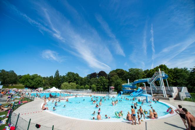 Grande piscine extérieure avec toboggan